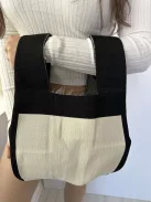 Rugalmas, kötött anyagú ksitáska. Szélesség: 24,5 cm, Magasság: 46,5 cm.