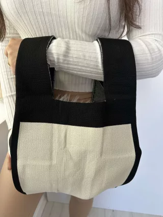   Rugalmas, kötött anyagú ksitáska. Szélesség: 24,5 cm, Magasság: 46,5 cm.