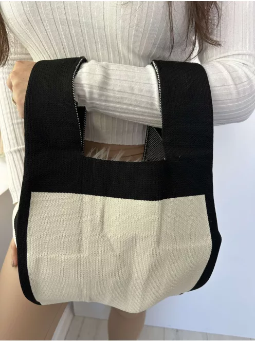 Rugalmas, kötött anyagú ksitáska. Szélesség: 24,5 cm, Magasság: 46,5 cm.