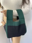 Rugalmas, kötött anyagú ksitáska. Szélesség: 24,5 cm, Magasság: 46,5 cm.