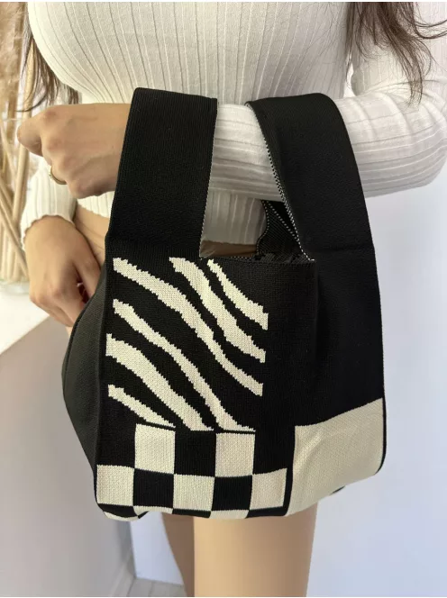 Rugalmas, kötött anyagú ksitáska. Szélesség: 24,5 cm, Magasság: 46,5 cm.