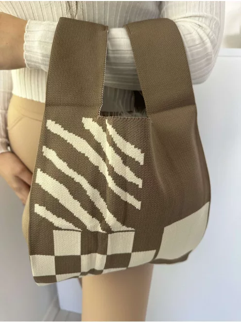 Rugalmas, kötött anyagú ksitáska. Szélesség: 24,5 cm, Magasság: 46,5 cm.