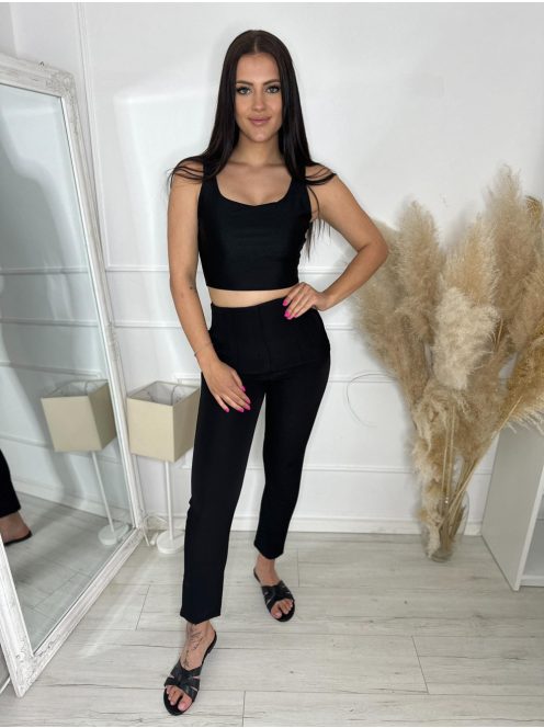 Prémium minőségú, extra rugalmas, elöl-hátul dupla anyagú, fényes, Lycra, rövid derekú, alakformáló top. A Modell S méretet visel. (XS-L méretekben.)