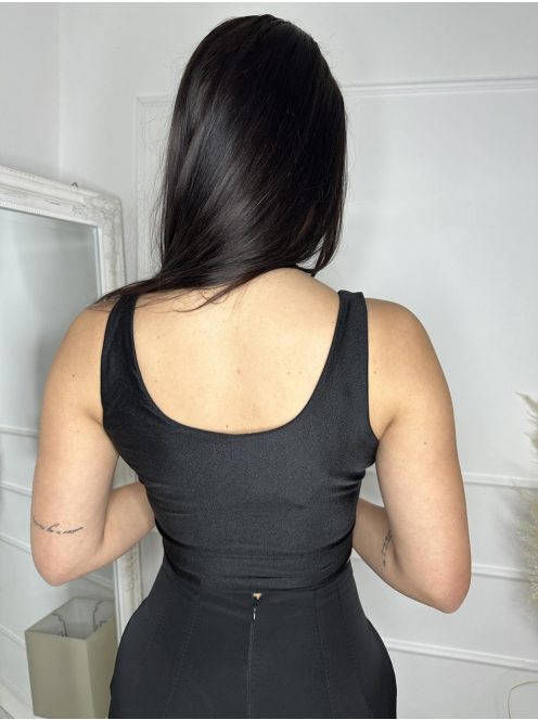 Prémium minőségú, extra rugalmas, elöl-hátul dupla anyagú, fényes, Lycra, rövid derekú, alakformáló top. A Modell S méretet visel. (XS-L méretekben.)