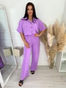 Nem rugalmas anyagú, lenge fazonú szett. Rövid derekú, megkötős, gombos felső rész, magas, gumis derekú, zsebes nadrággal. A Modell M méretet visel. (M, L és XL méretekben.)