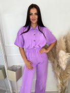 Nem rugalmas anyagú, lenge fazonú szett. Rövid derekú, megkötős, gombos felső rész, magas, gumis derekú, zsebes nadrággal. A Modell M méretet visel. (M, L és XL méretekben.)