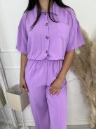 Nem rugalmas anyagú, lenge fazonú szett. Rövid derekú, megkötős, gombos felső rész, magas, gumis derekú, zsebes nadrággal. A Modell M méretet visel. (M, L és XL méretekben.)