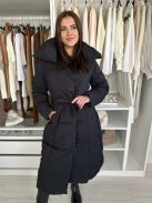 Steppelt, vastag, bélelt, karcsúsított, megkötős, zsebes, cipzáras, patentos téli kabát. A Modell S/M (S-nek felel meg) méretet visel.