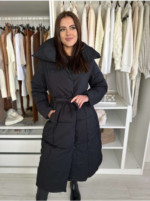 Steppelt, vastag, bélelt, karcsúsított, megkötős, zsebes, cipzáras, patentos téli kabát. A Modell S/M (S-nek felel meg) méretet visel.