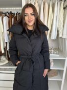 Steppelt, vastag, bélelt, karcsúsított, megkötős, zsebes, cipzáras, patentos téli kabát. A Modell S/M (S-nek felel meg) méretet visel.