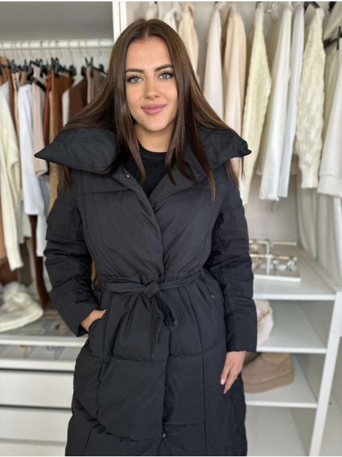 Steppelt, vastag, bélelt, karcsúsított, megkötős, zsebes, cipzáras, patentos téli kabát. A Modell S/M (S-nek felel meg) méretet visel.