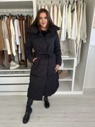 Steppelt, vastag, bélelt, karcsúsított, megkötős, zsebes, cipzáras, patentos téli kabát. A Modell S/M (S-nek felel meg) méretet visel.