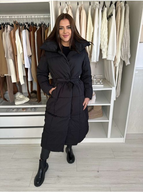 Steppelt, vastag, bélelt, karcsúsított, megkötős, zsebes, cipzáras, patentos téli kabát. A Modell S/M (S-nek felel meg) méretet visel.