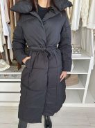 Steppelt, vastag, bélelt, karcsúsított, megkötős, zsebes, cipzáras, patentos téli kabát. A Modell S/M (S-nek felel meg) méretet visel.