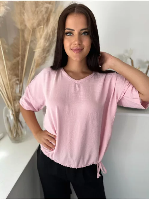 Lenge fazonú, alul összehúzható, megkötős, nem rugalmas blúz. A Modell XL méretet visel. (XL-4XL méretekben)