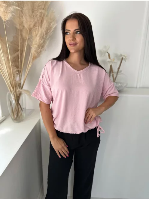 Lenge fazonú, alul összehúzható, megkötős, nem rugalmas blúz. A Modell XL méretet visel. (XL-4XL méretekben)