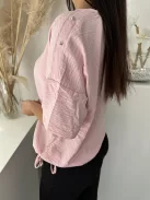 Lenge fazonú, alul összehúzható, megkötős, nem rugalmas blúz. A Modell XL méretet visel. (XL-4XL méretekben)