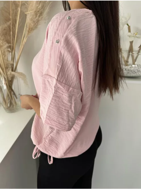 Lenge fazonú, alul összehúzható, megkötős, nem rugalmas blúz. A Modell XL méretet visel. (XL-4XL méretekben)