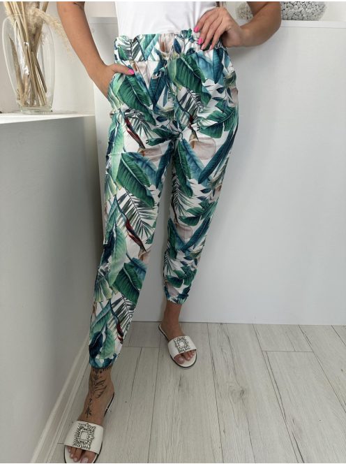 Lenge fazonú, gumis derekú és szárú, nem rugalmas, zsebes mintás nadrág. L (S-nek felel meg) méretet visel.