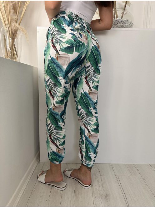 Lenge fazonú, gumis derekú és szárú, nem rugalmas, zsebes mintás nadrág. L (S-nek felel meg) méretet visel.