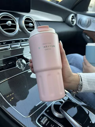 Rozsdamentes acél termosz, levehető akasztóval. 600 ml.