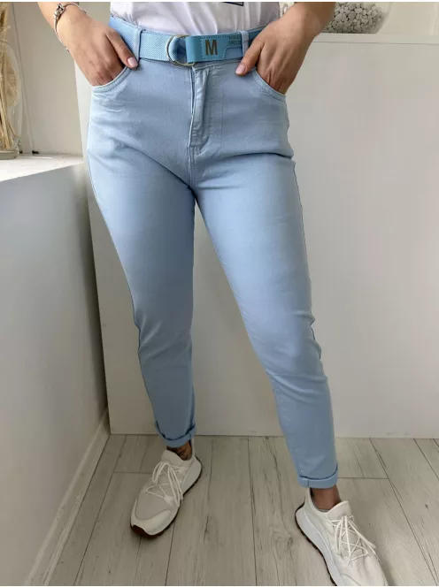 Extra rugalmas, magas derekú, zsebes, Push Up farmer. A Modell 27-es méretet visel. (25-30-as méretekben.)