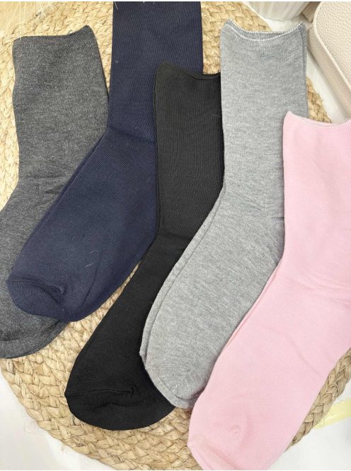 Rugalmas, kényelmes, légáteresztős, bambusz zokni. 1 csomag / 5 pár zokni.