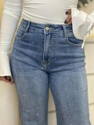 Kövekkel díszített, egyenes szárú farmer