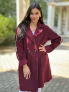 Oversize fazonú, enyhén rugalmas, puha anyagú, béleletlen, zsebes, gombos, átmeneti, teddy kabát. (M-XL méretre ajánljuk.)