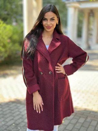   Oversize fazonú, enyhén rugalmas, puha anyagú, béleletlen, zsebes, gombos, átmeneti, teddy kabát. (M-XL méretre ajánljuk.)