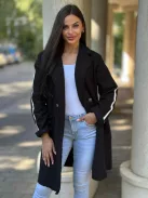 Oversize fazonú, enyhén rugalmas, puha anyagú, béleletlen, zsebes, gombos, átmeneti, teddy kabát. (M-XL méretre ajánljuk.)