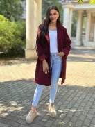 Oversize fazonú, enyhén rugalmas, puha anyagú, béleletlen, zsebes, gombos, átmeneti, teddy kabát. (M-XL méretre ajánljuk.)