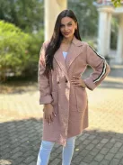 Oversize fazonú, enyhén rugalmas, puha anyagú, béleletlen, zsebes, gombos, átmeneti, teddy kabát. (M-XL méretre ajánljuk.)