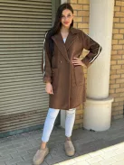 Oversize fazonú, enyhén rugalmas, puha anyagú, béleletlen, zsebes, gombos, átmeneti, teddy kabát. (M-XL méretre ajánljuk.)