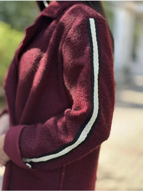 Oversize fazonú, enyhén rugalmas, puha anyagú, béleletlen, zsebes, gombos, átmeneti, teddy kabát. (M-XL méretre ajánljuk.)