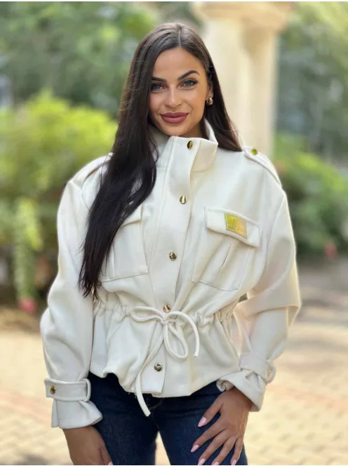 Enyhén rugalmas anyagú, béleletlen, zsebes, cipzáras, rövid derekú, összehúzható, megkötős átmeneti kabát. (M-XL méretre ajánljuk.)