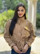 Enyhén rugalmas anyagú, béleletlen, zsebes, cipzáras, rövid derekú, összehúzható, megkötős átmeneti kabát. (M-XL méretre ajánljuk.)