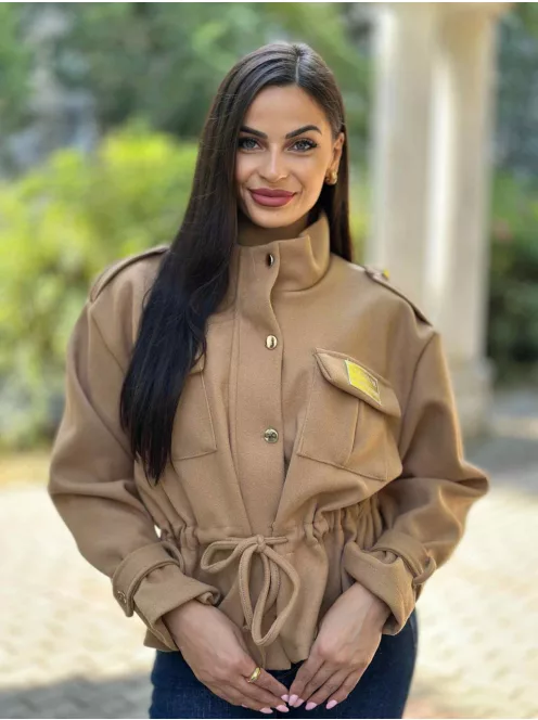 Enyhén rugalmas anyagú, béleletlen, zsebes, cipzáras, rövid derekú, összehúzható, megkötős átmeneti kabát. (M-XL méretre ajánljuk.)