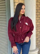 Enyhén rugalmas anyagú, béleletlen, zsebes, cipzáras, rövid derekú, összehúzható, megkötős átmeneti kabát. (M-XL méretre ajánljuk.)