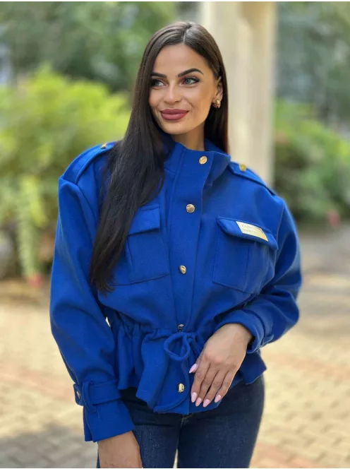 Enyhén rugalmas anyagú, béleletlen, zsebes, cipzáras, rövid derekú, összehúzható, megkötős átmeneti kabát. (M-XL méretre ajánljuk.)