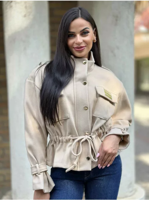 Enyhén rugalmas anyagú, béleletlen, zsebes, cipzáras, rövid derekú, összehúzható, megkötős átmeneti kabát. (M-XL méretre ajánljuk.)