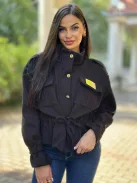 Enyhén rugalmas anyagú, béleletlen, zsebes, cipzáras, rövid derekú, összehúzható, megkötős átmeneti kabát. (M-XL méretre ajánljuk.)