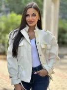 Enyhén rugalmas anyagú, béleletlen, zsebes, cipzáras, rövid derekú, összehúzható, megkötős átmeneti kabát. (M-XL méretre ajánljuk.)