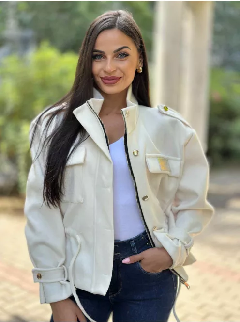 Enyhén rugalmas anyagú, béleletlen, zsebes, cipzáras, rövid derekú, összehúzható, megkötős átmeneti kabát. (M-XL méretre ajánljuk.)