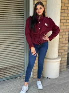 Enyhén rugalmas anyagú, béleletlen, zsebes, cipzáras, rövid derekú, összehúzható, megkötős átmeneti kabát. (M-XL méretre ajánljuk.)