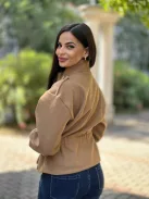 Enyhén rugalmas anyagú, béleletlen, zsebes, cipzáras, rövid derekú, összehúzható, megkötős átmeneti kabát. (M-XL méretre ajánljuk.)