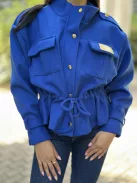 Enyhén rugalmas anyagú, béleletlen, zsebes, cipzáras, rövid derekú, összehúzható, megkötős átmeneti kabát. (M-XL méretre ajánljuk.)