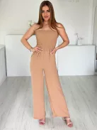 Lenge, egyenes szárú, felsú része gumírozott, nem rugalmas anyagú, zsebes, pánt nélküli overál. (S-L méretre ajánljuk.)