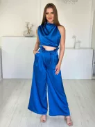 Prémium minőségű, szatén hatású szett. Rövid, gumis derekú, ejtett nyakú felső, magas, gumis derekú, zsebes, megkötős nadrággal. ( XS-M méretre ajánljuk.)