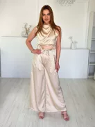 Prémium minőségű, szatén hatású szett. Rövid, gumis derekú, ejtett nyakú felső, magas, gumis derekú, zsebes, megkötős nadrággal. ( XS-M méretre ajánljuk.)